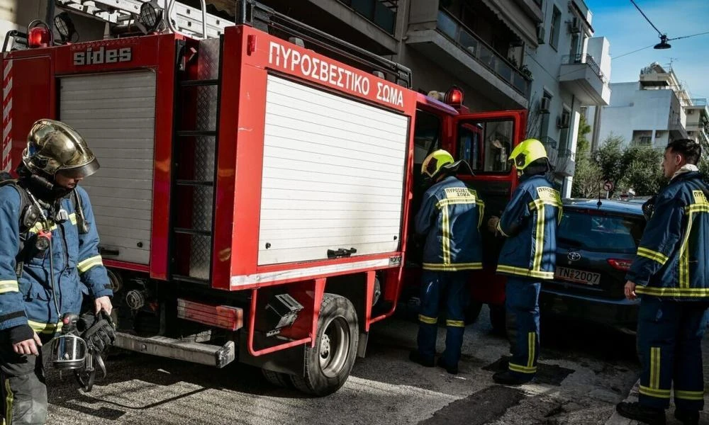 Φωτιά ξέσπασε πριν από λίγο σε κτήριο στον Πειραιά